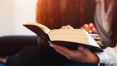 A iniciativa da Universidade de Fortaleza incentiva a criação literária e a divulgação. de novos autores (Foto: Getty Images)